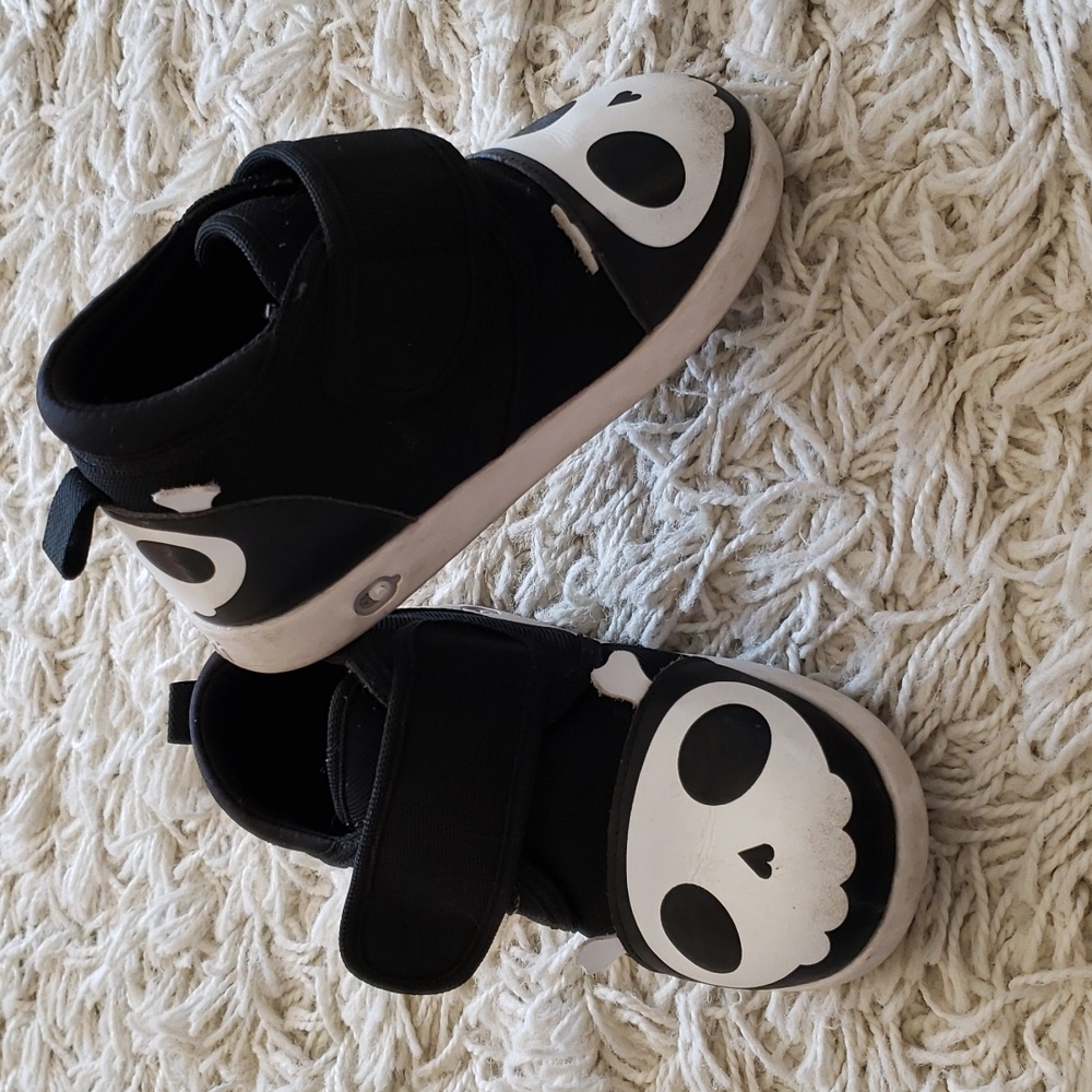 ikiki Skull & Crossbones Pirate Shoes for Toddlers | Black/White
